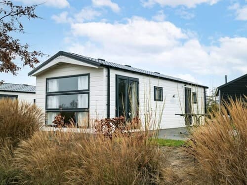 Veluwemeer Chalet With Microwave
