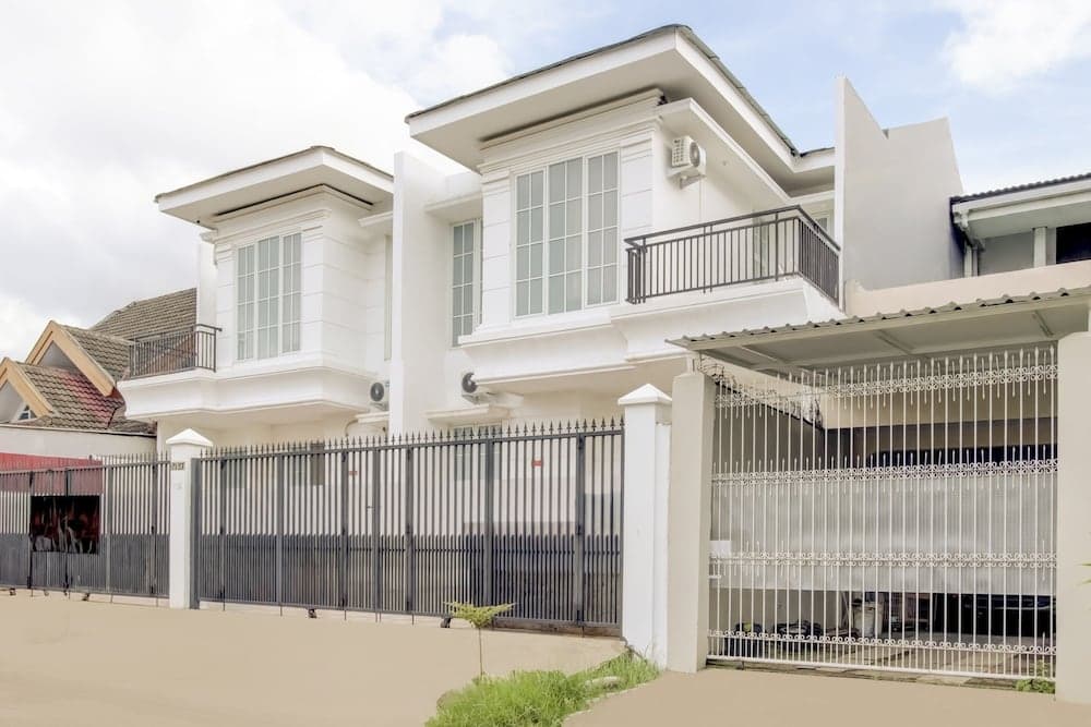 Hotel O Golden White House Near Mall Panakkukang