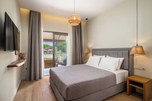 Phos Elegant Residences by Konnect, 400m to the beach