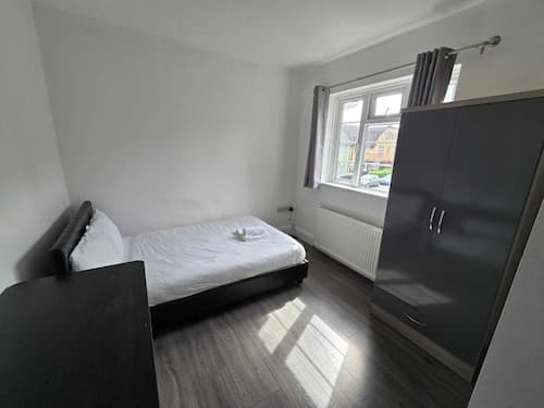 Room in Guest Room - Limehouse Townhomes- Modern Spacious Serviced En-suite Room With a Garden View