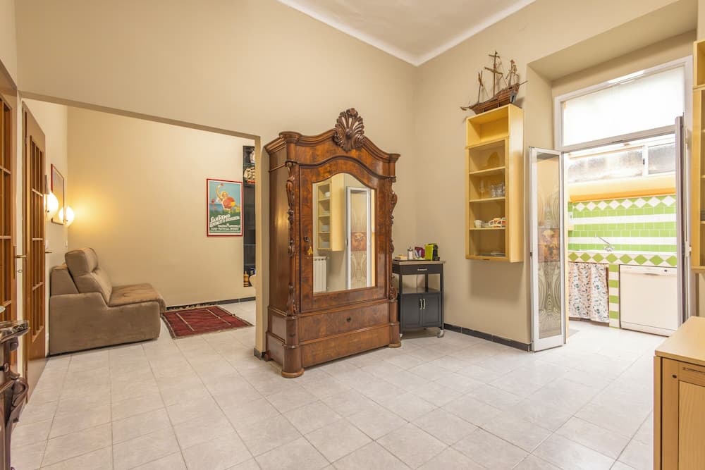 De Angelis Central House