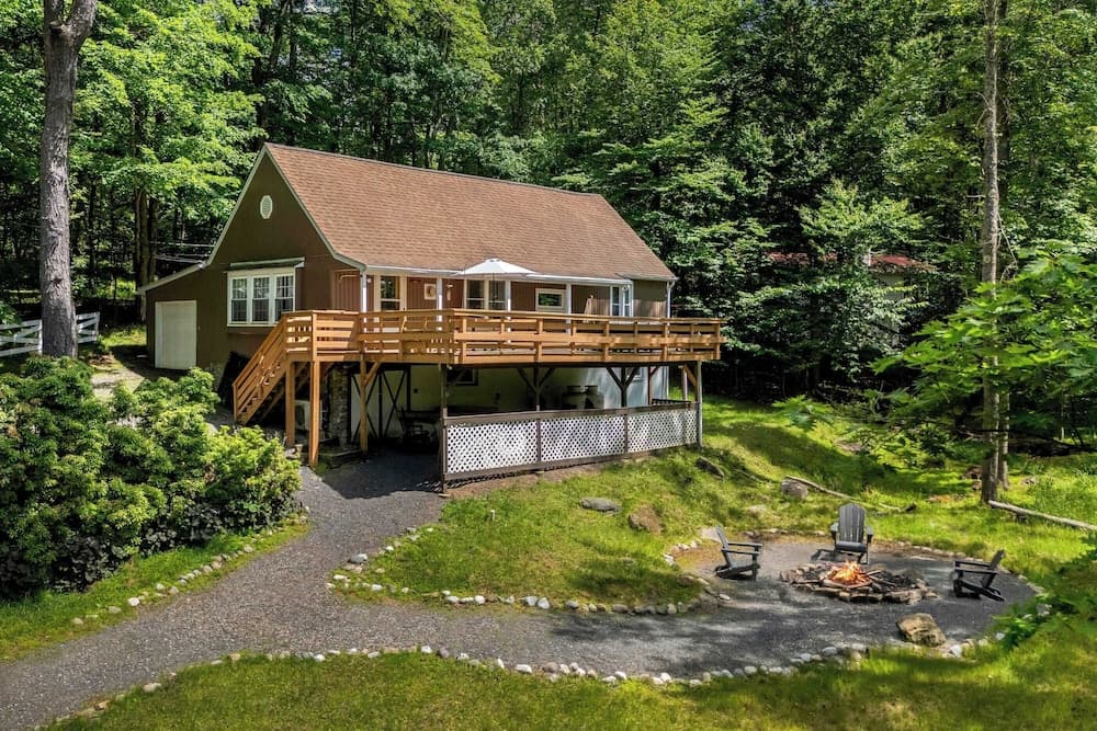 Arcade, Sports Bar, Deck Living, Fire Pit, Near the Lake! Sasa by Avantstay