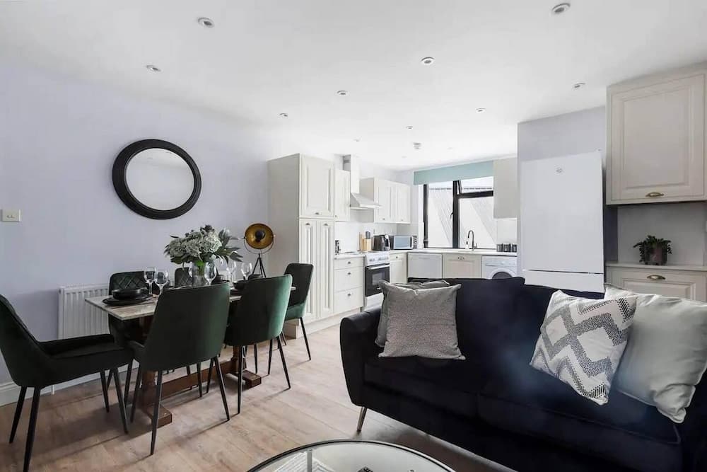 Elegant 3-Bedroom Apt near tube stations