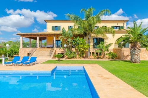 Can Bou in Santa y With 4 Bedrooms and 3 Bathrooms