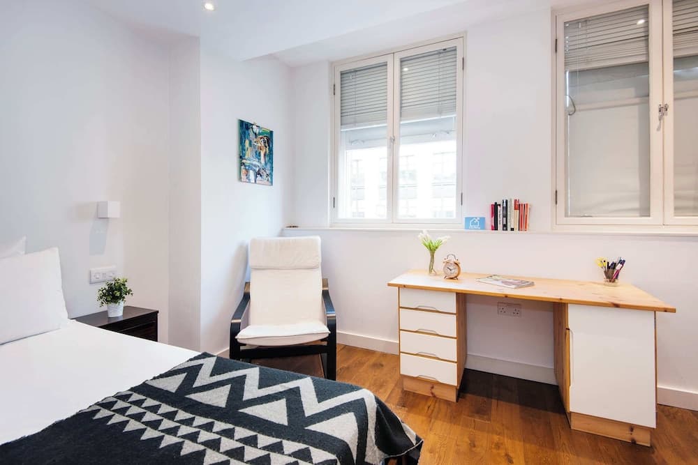 Vibrant 2BR Retreat in Baker Street