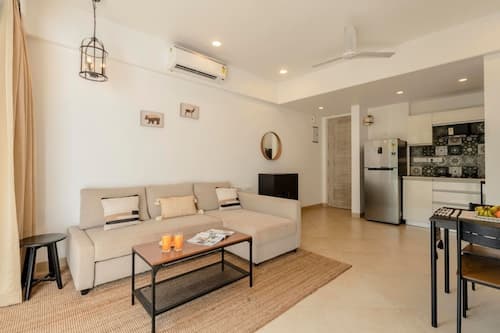 Cozy 1bhk w Pool Near Candolim Beach Sbg-304