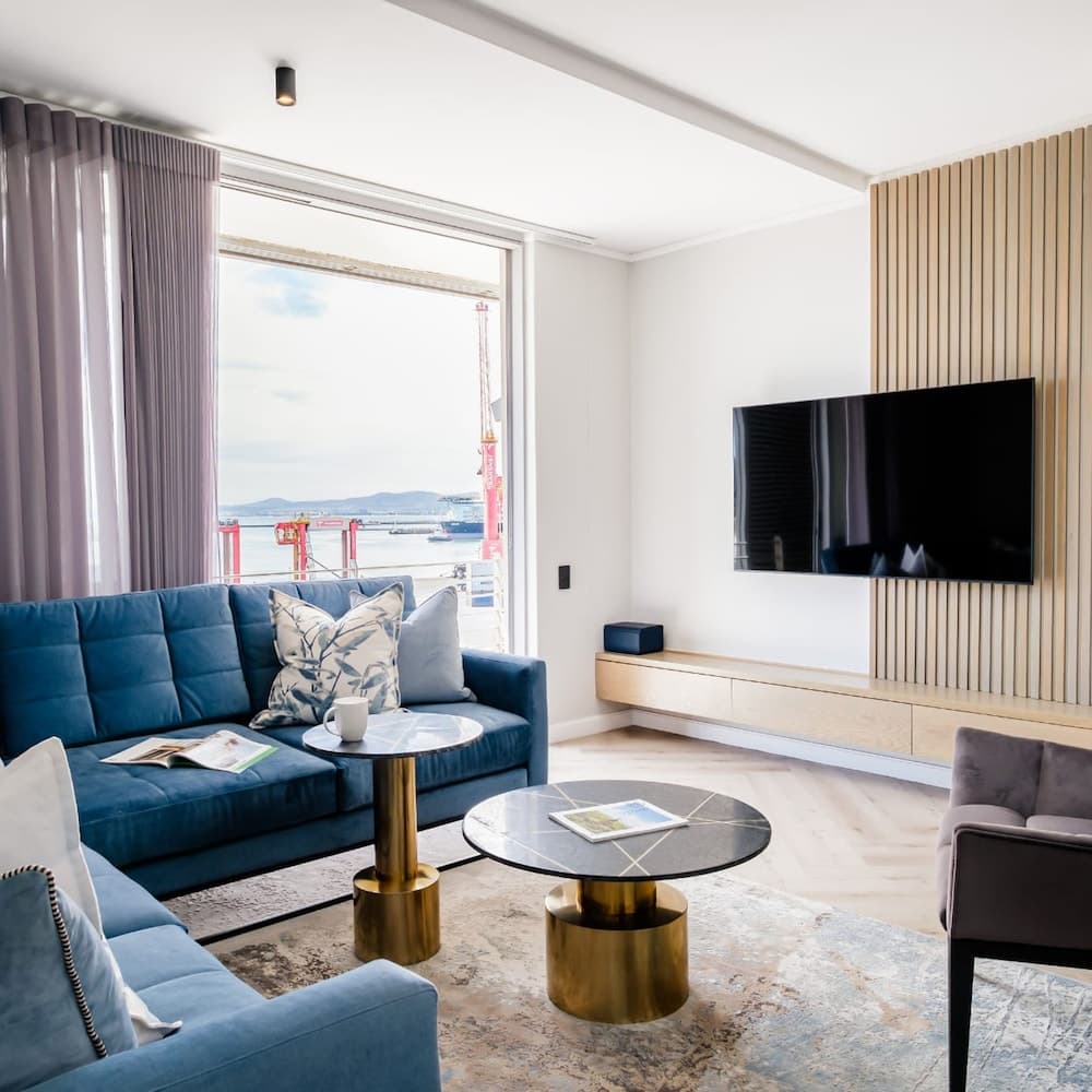 Waterfront Elegance at Harbour Bridge 413