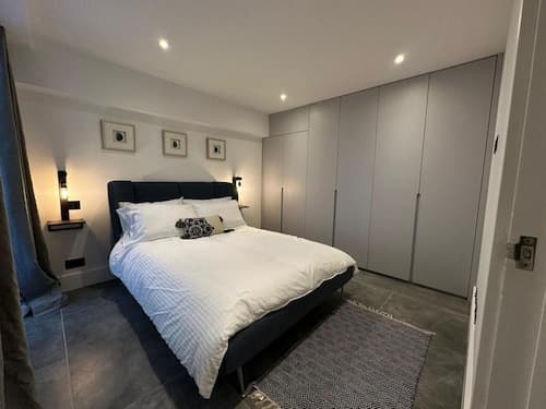 House - Sleeps 4 & Free Parking