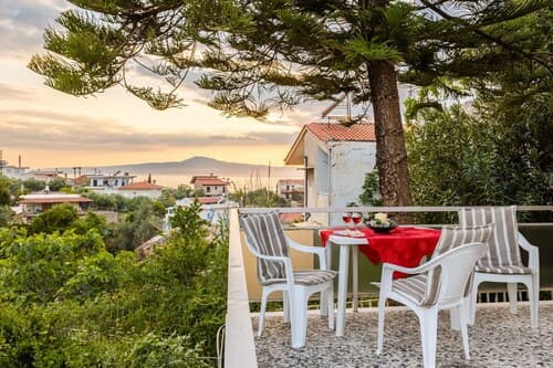 Seaside Family Haven - Avia s Spacious Getaway