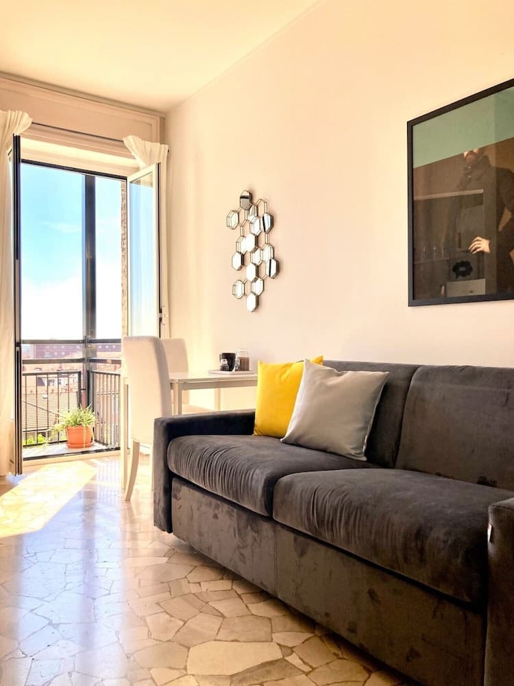 Bright studio with balcony - Visconti 14
