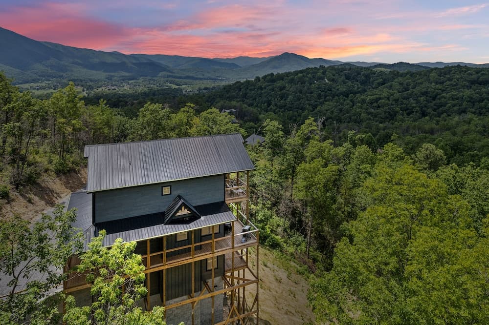 Jerne Of A Lifetime 4 Bedroom Cabin by RedAwning