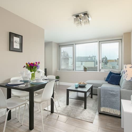 Gorgeous 5 Star Location 2 min to Brighton Beach