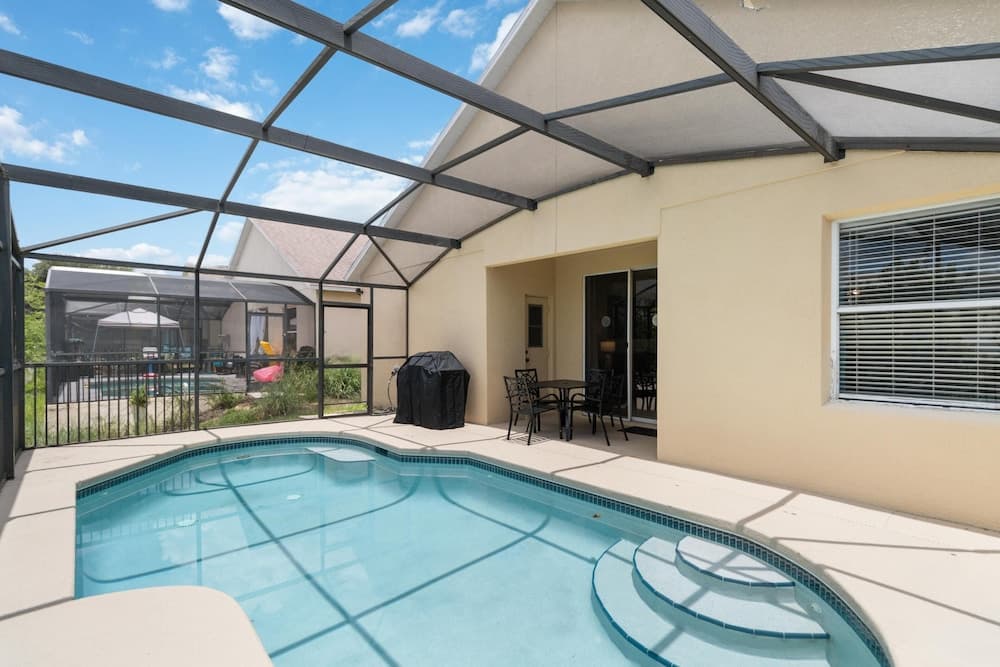 5/3 Pool Home Located in Sunset Ridge Community!