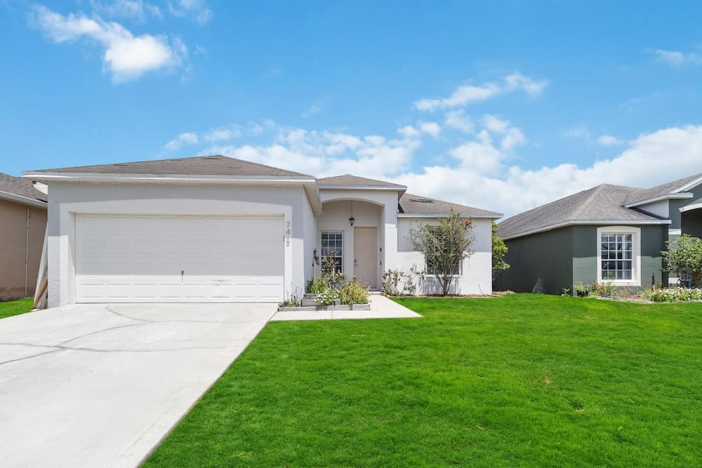 5/3 Pool Home Located in Sunset Ridge Community!