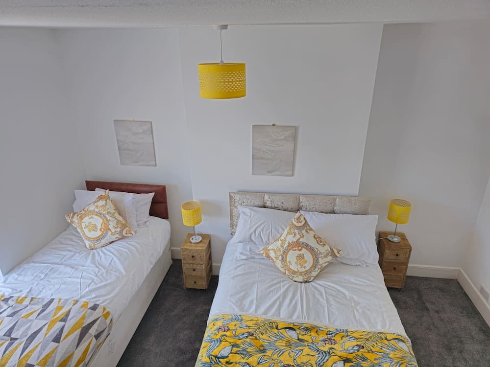 PRIVATE ROOMs In TOWN CENTRE FREE PARKING WIFI AND PATIO WITH AA STAY LTD