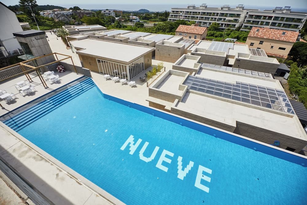 Nueve Poolvilla And Resort