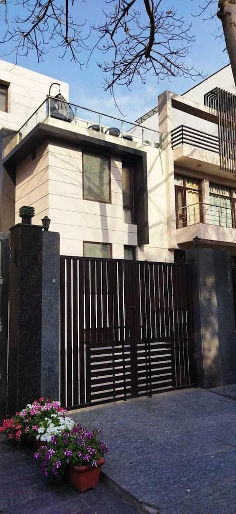 TAVISHA VILLA FILM CITY ROAD