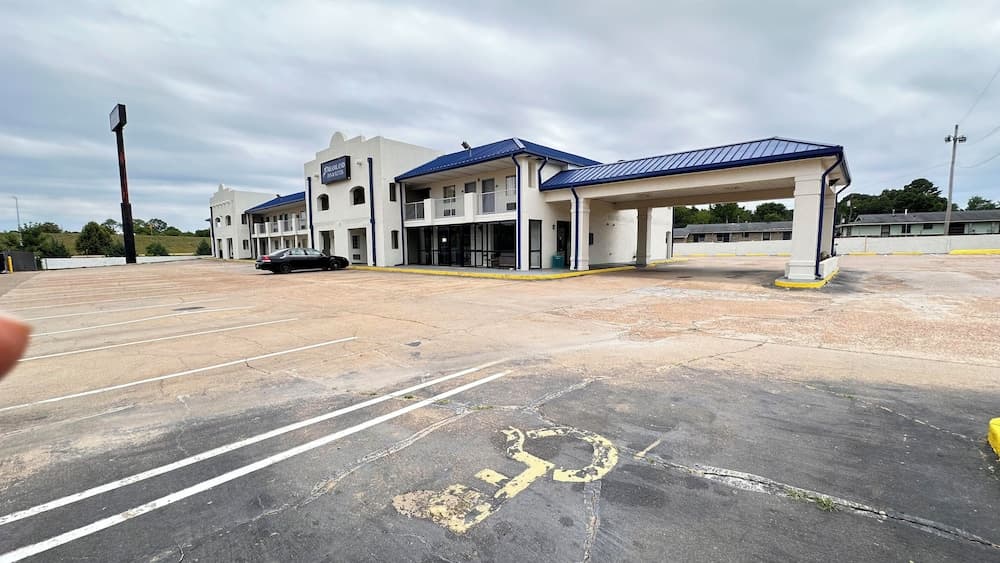 Dreamland Inn and Suites