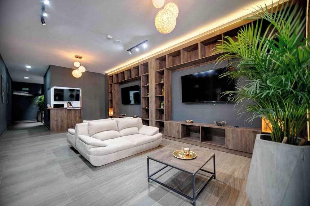 XLiving Host & Rooms