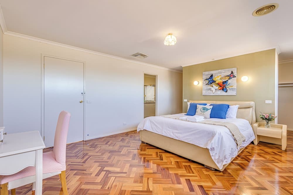 StayAU Family Home in Caroline Springs