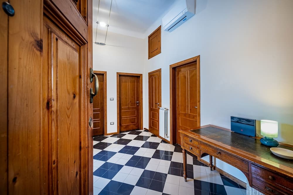 YiD elegant near tramvia