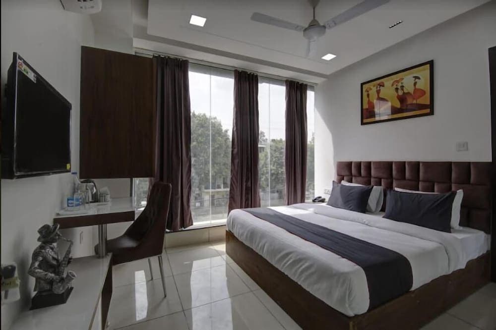 Shine Inn Couple fridenlly Best