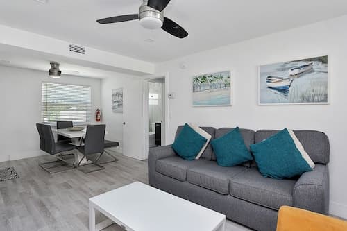 ULTRA Modern Apt by the Beach
