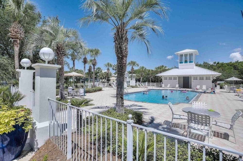 Sol Surfer 1 Bedroom Home by RedAwning