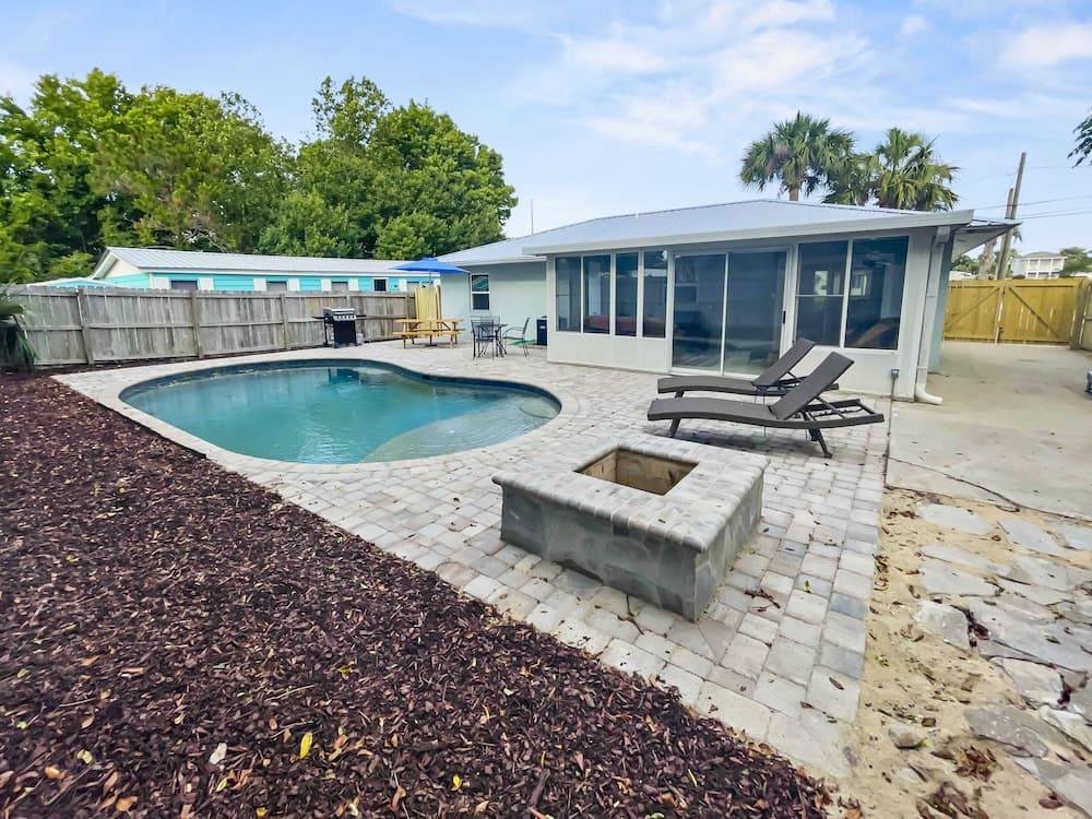 Wanna Go Back 3 Bedroom Home by RedAwning