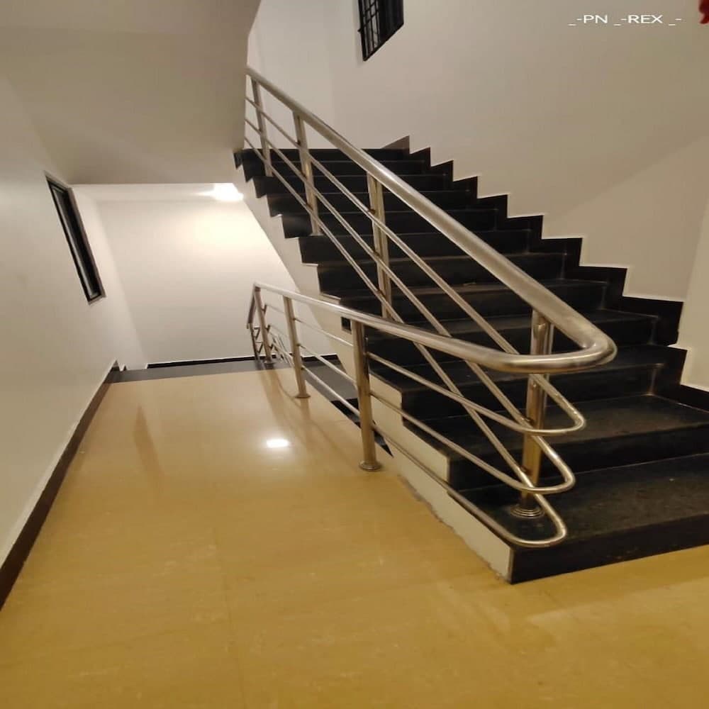 Royal Luxe Business Class Hotel