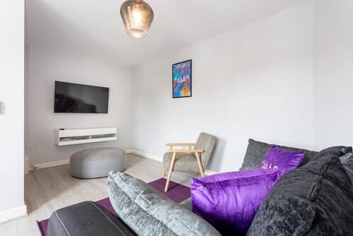 Lovely One-bedroom Serviced Apartment in Eccles