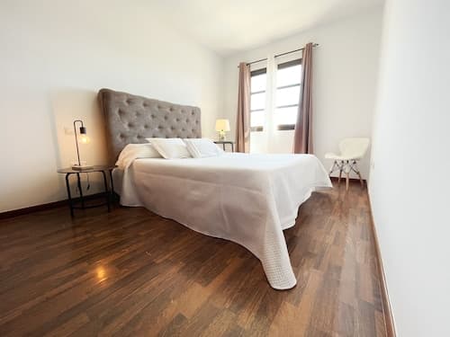 Villa - Sleeps 6 - Pool - Pets Ok - Parking