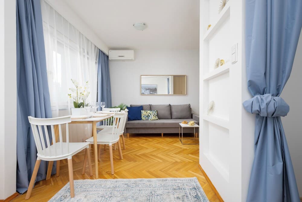 Studio Near Ogród Saski by Renters