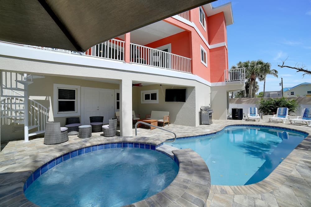 Beach House On Bayview - 1940 Bayview Dr 6 Bedroom Home by RedAwning