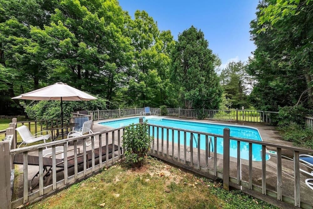 Bear Pass - Mountain View 4 Bedroom Home by RedAwning
