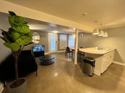 Sweet 2 BR Walk to all