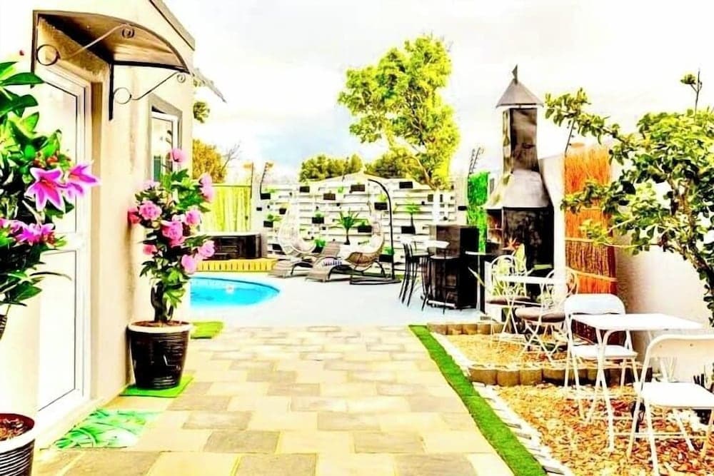Caline VIP Mews