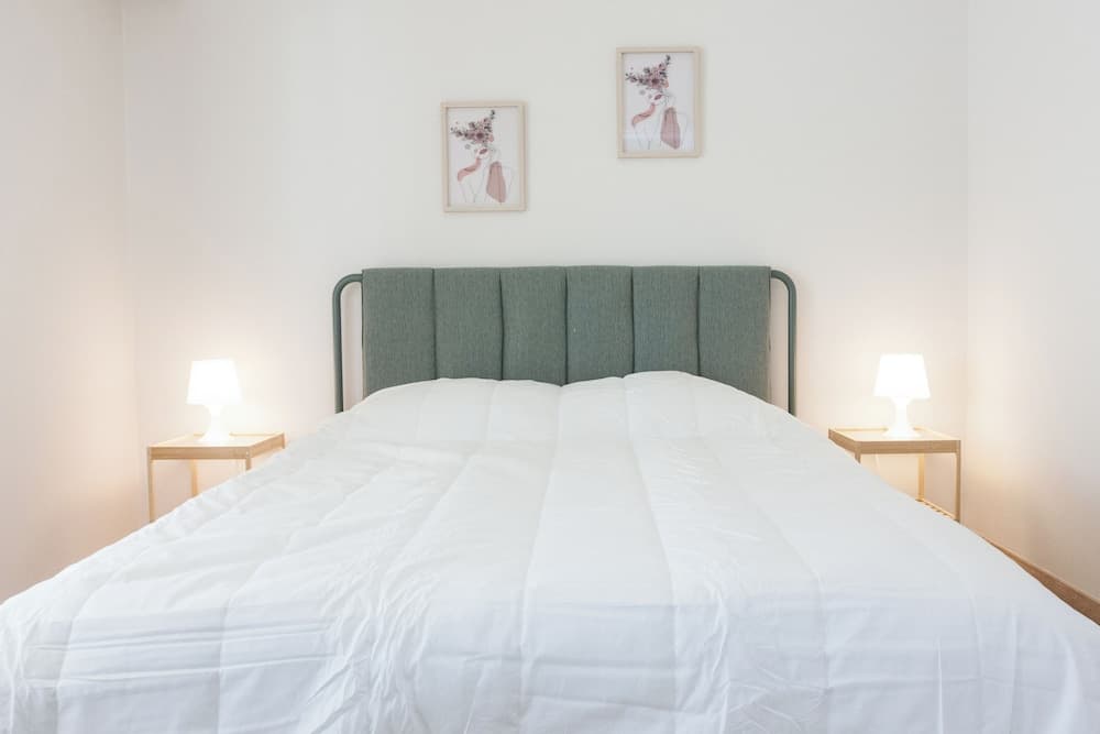 Modern 1 Bd Balcony Apt in Kato Patisia