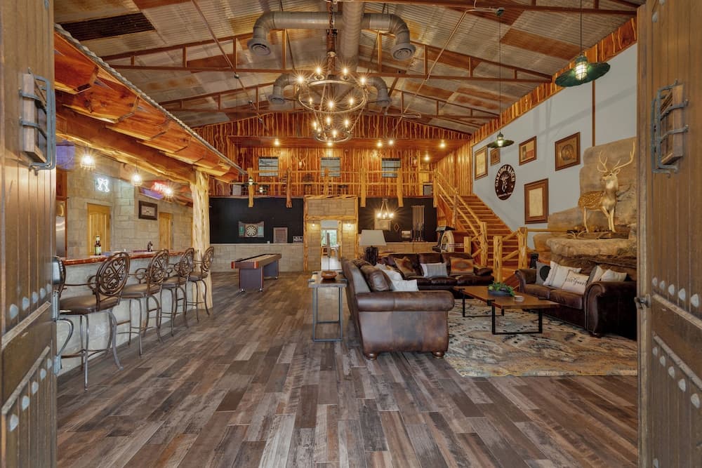 Oakridge Ranch: Pool + Hot-tub, Pickleball Court, Whiskey & Wine Room