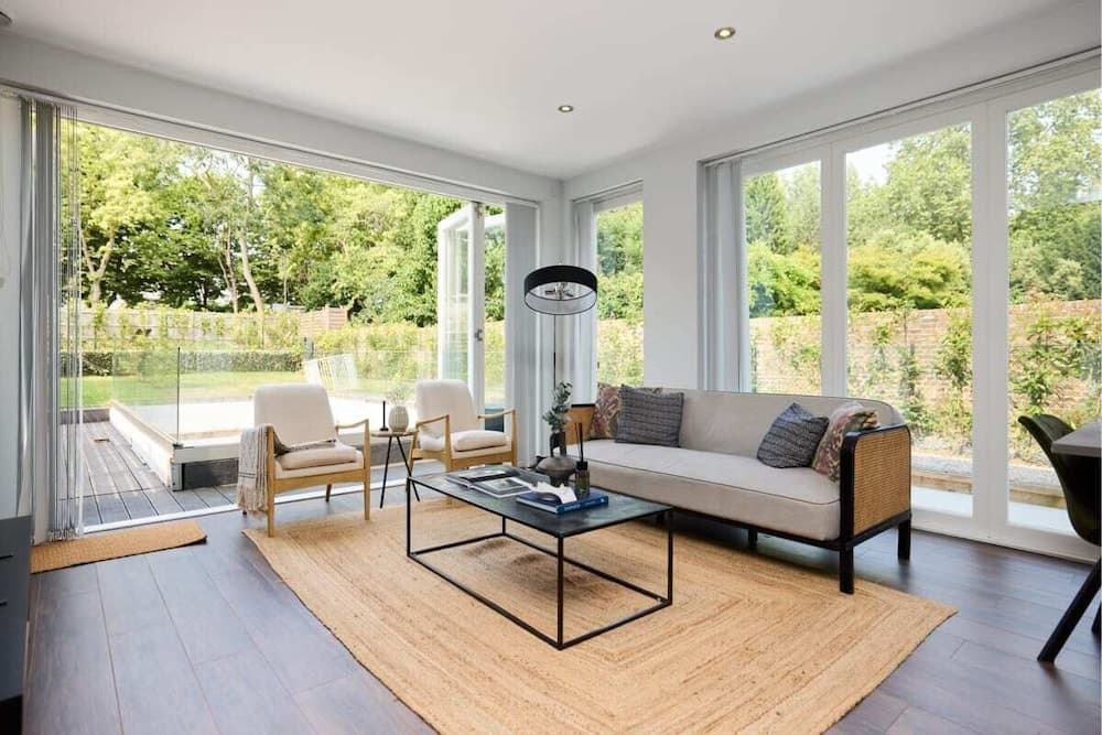 The Putney Hideaway - Modern and Elegant 3bdr Flat With Patio