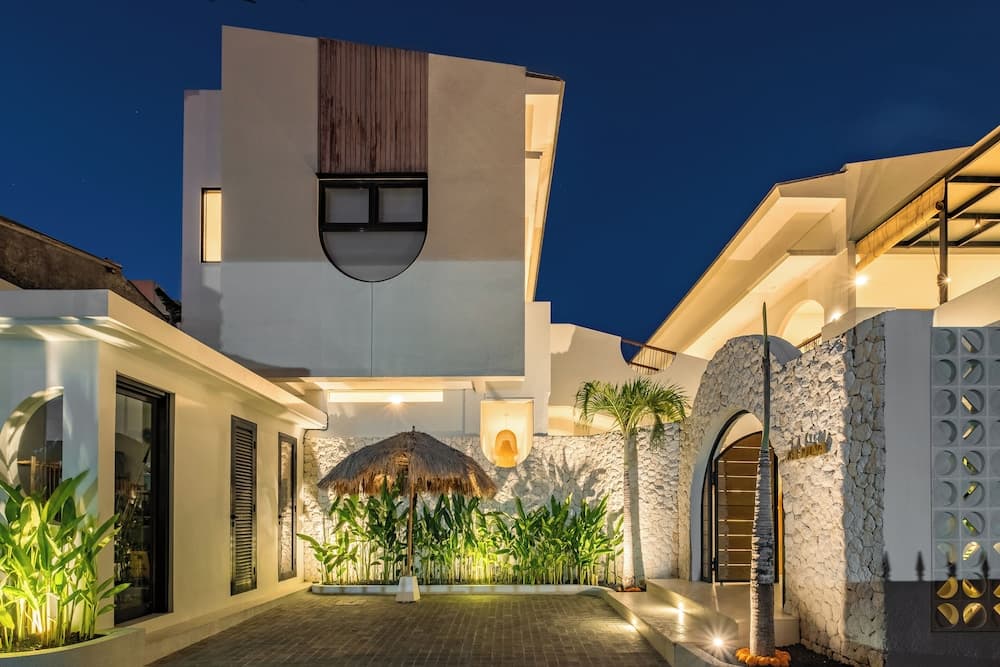 Azure Luxe Villa in Canggu: Pool Side 2