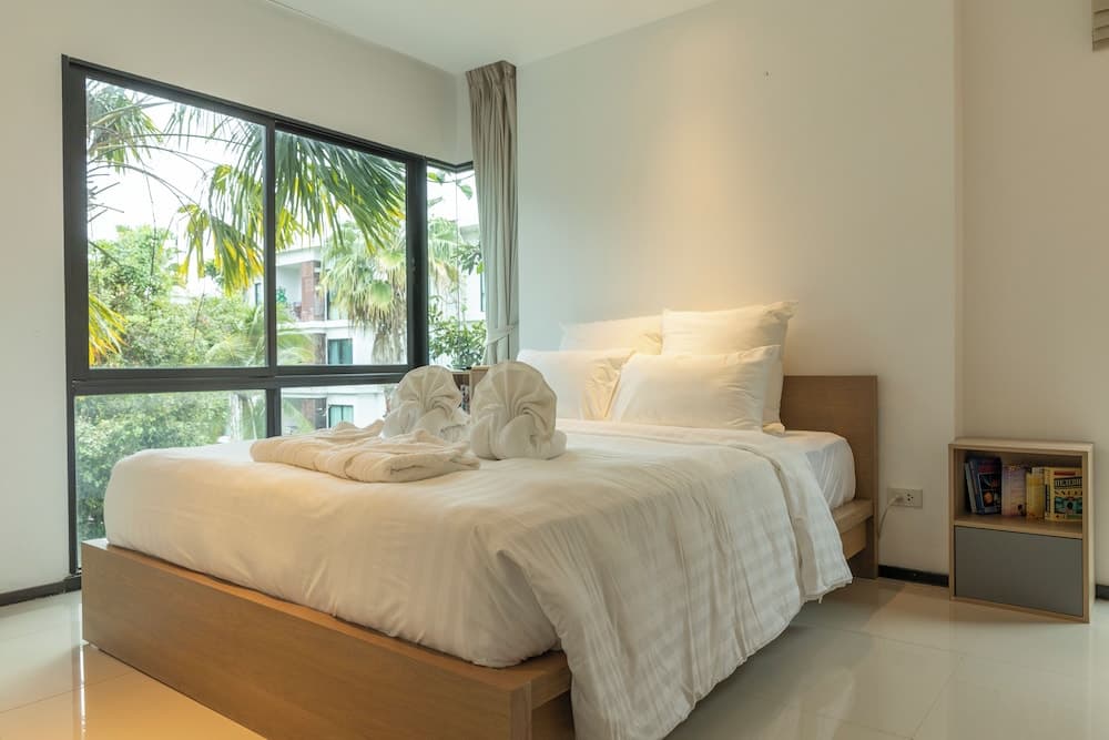 100mBeachfront gym Swimming Pools c100