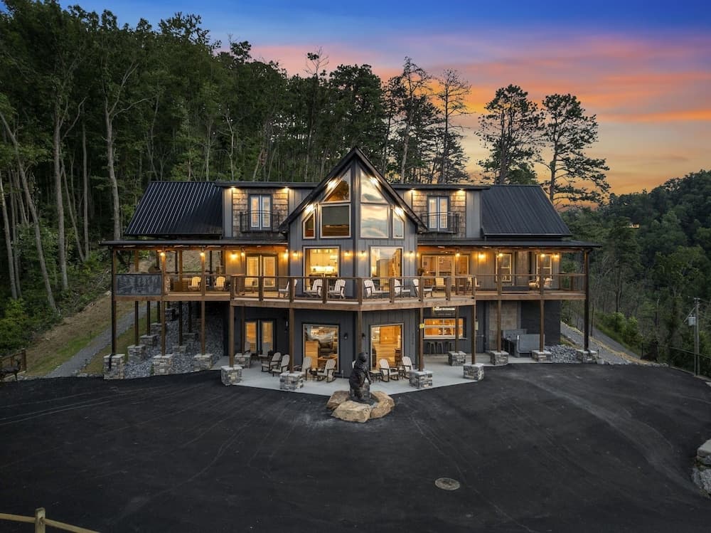 The Great Outdoors 5 Bedroom Cabin by RedAwning