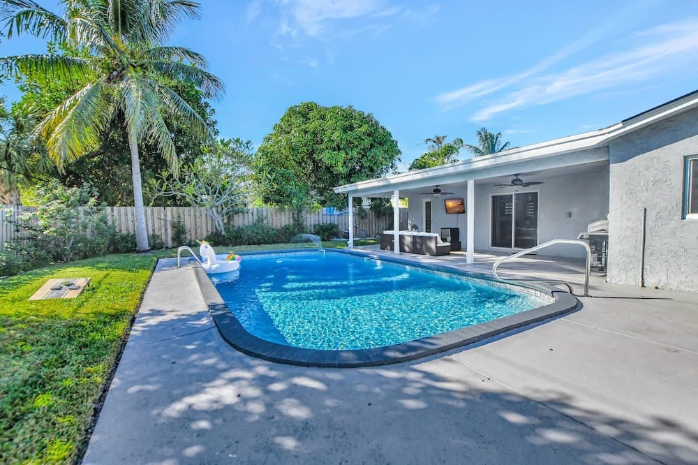 Boca Beauty - Stylish Home With Pool 3 Bedroom Home by RedAwning