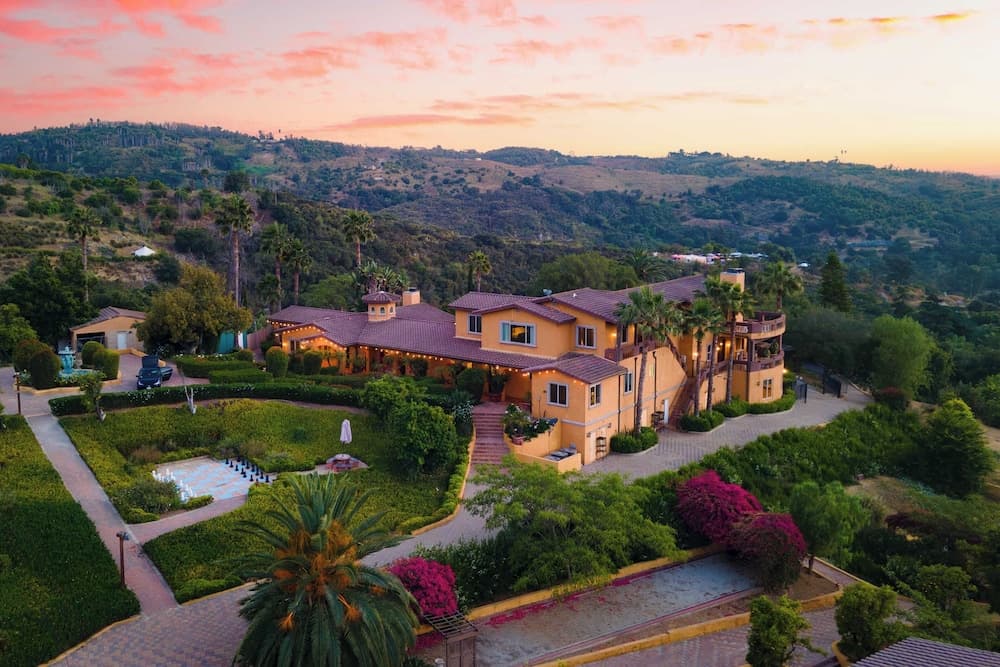 Keys Creek & Casita - Avantstay Sleeps 30 Estate Vineyard, Pool, Courts, Theater, Views