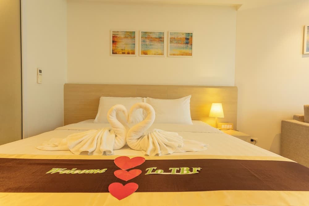 Romantic Beach Bar Fine Dining Swim c109