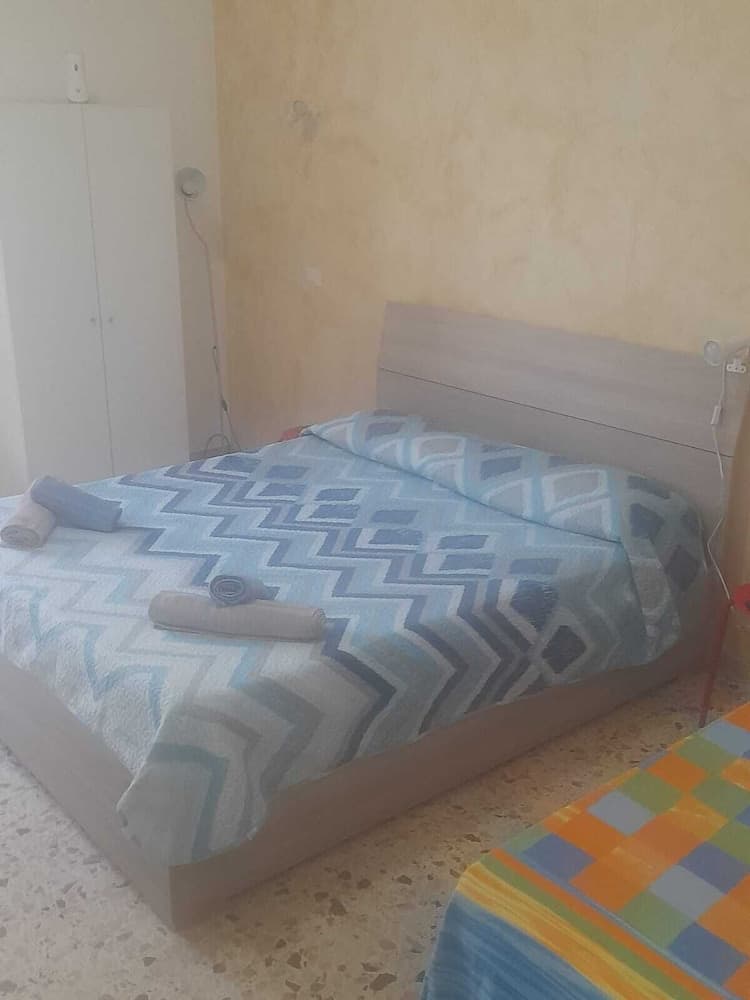 catania airport room  low cost