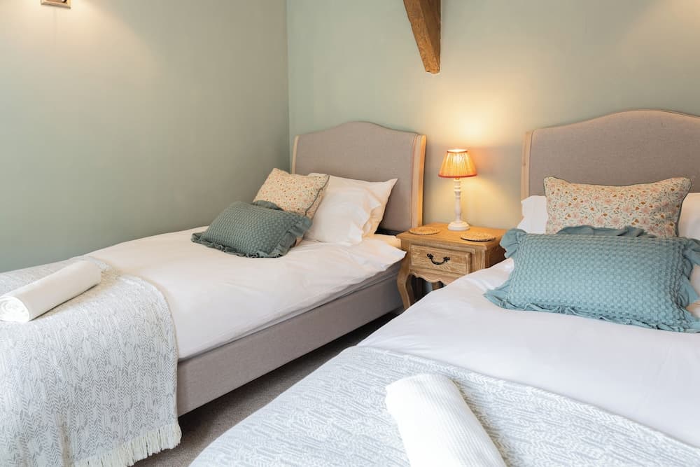 Charming Country Cottage Near Nailsworth