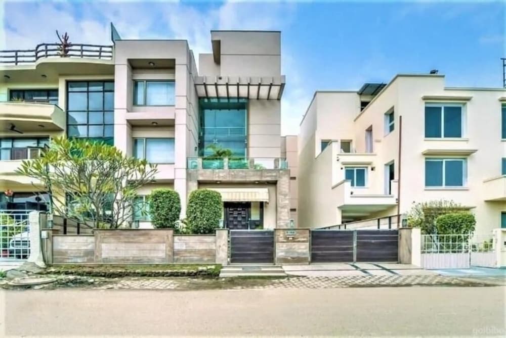 Enkay Suites - DLF CyberCity