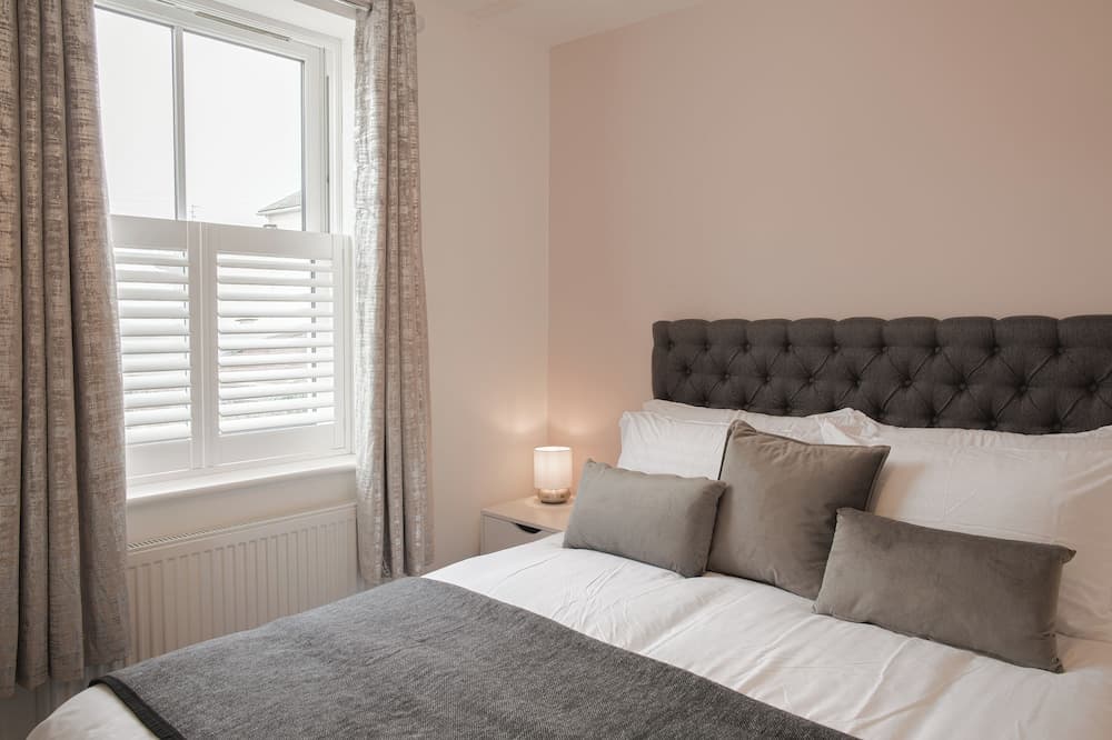 Stunning 2 BD with Patio & Free Parking